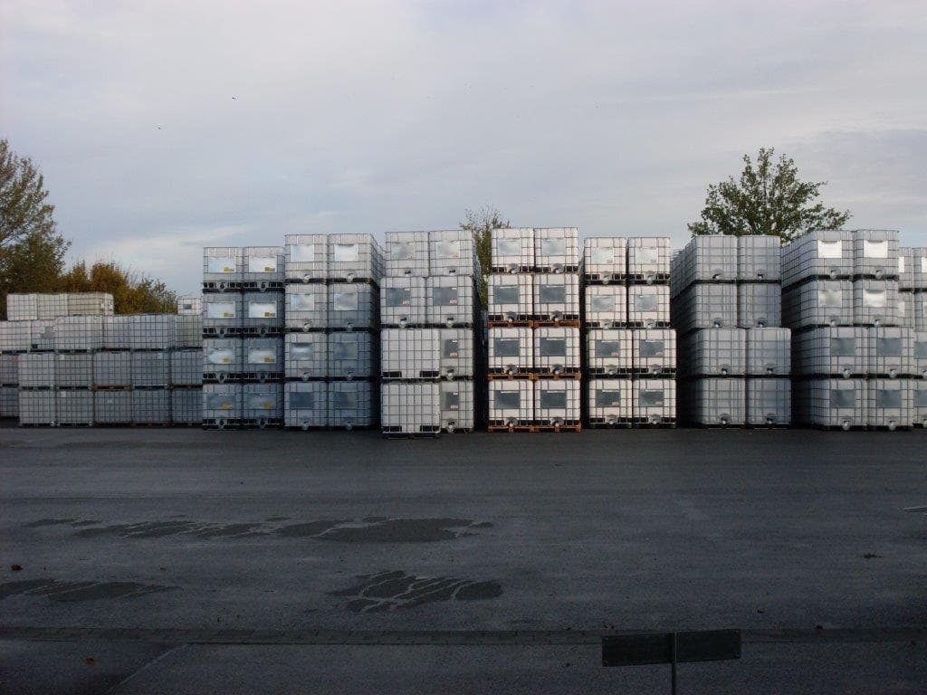 Stacks of IBC's outside | MaschioPack GmbH